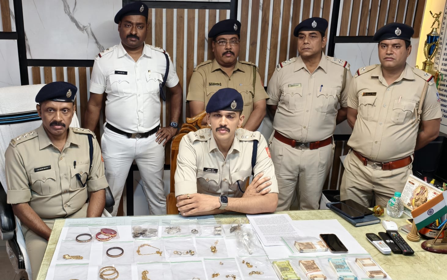 ২৫ ভরি সোনাসহ নগদ ২ লক্ষ টাকা উদ্ধার করল দূর্গাপুর পুলিশ
