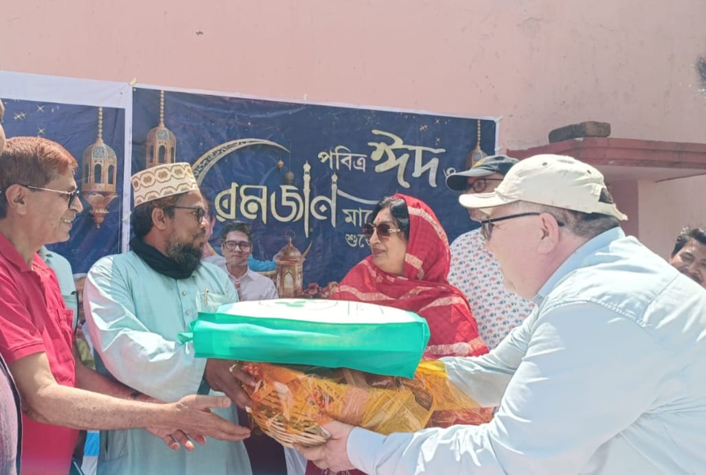 ইমামদের হাতে ঈদের উপহার তুলে দিলেন পুরসভার মুখ্য প্রশাসক