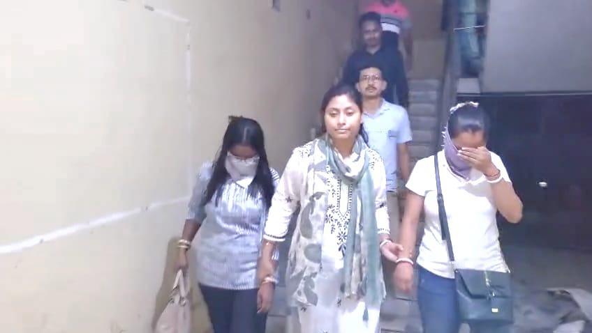 দুর্গাপুরে গিফট স্ক্যাম,গ্রেফতার দুই মহিলা