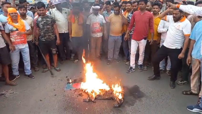 পানাগড় বাজারে পাকিস্থানি পতাকা পুড়িয়ে প্রতিবাদ
