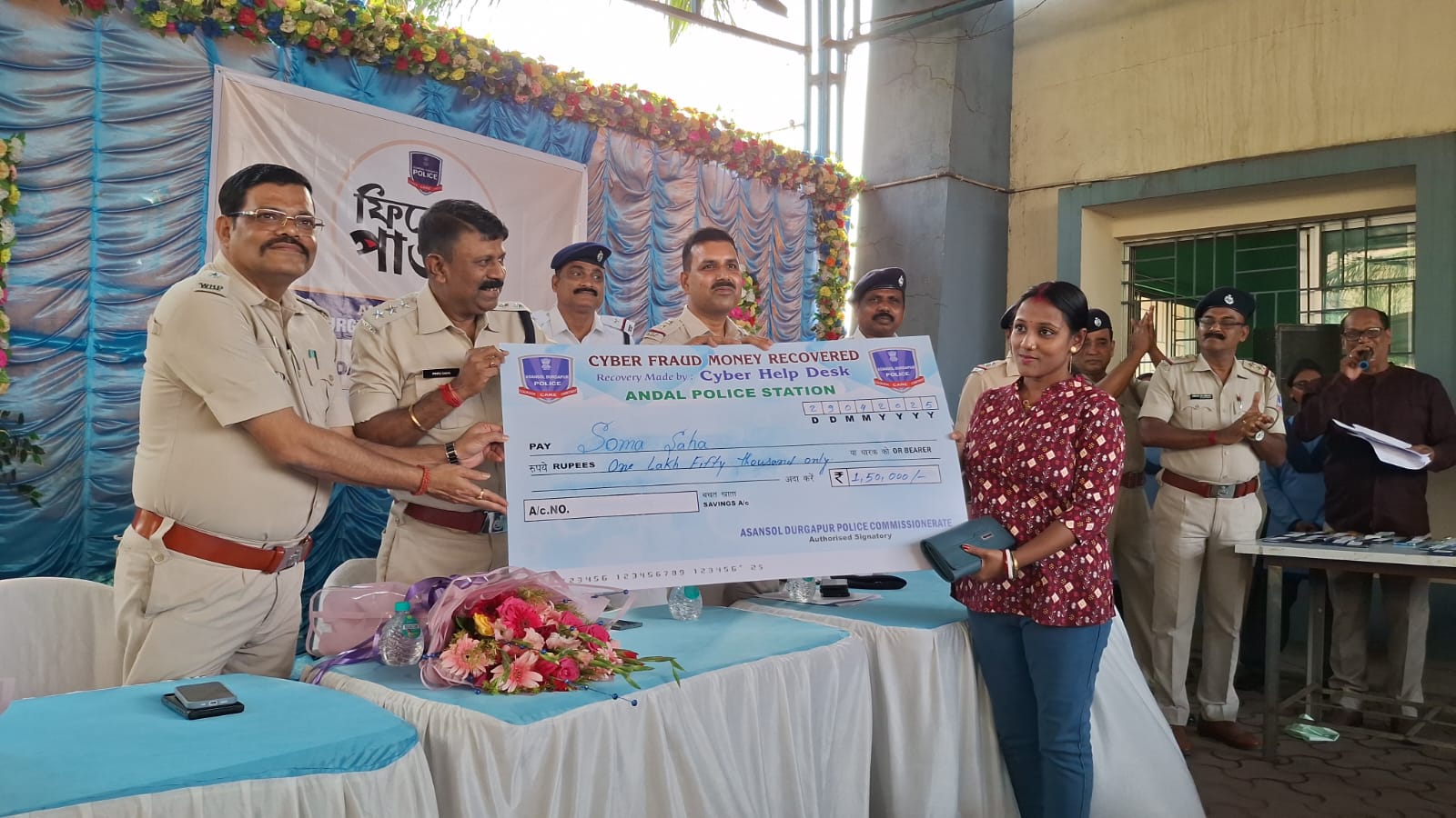 ফিরে পাওয়া অনুষ্ঠানে ৪০ টি মোবাইল ফোন ও সাইবার চক্রে খোয়া যাওয়া ৯ লক্ষ টাকা ফেরত দিল অন্ডাল থানা