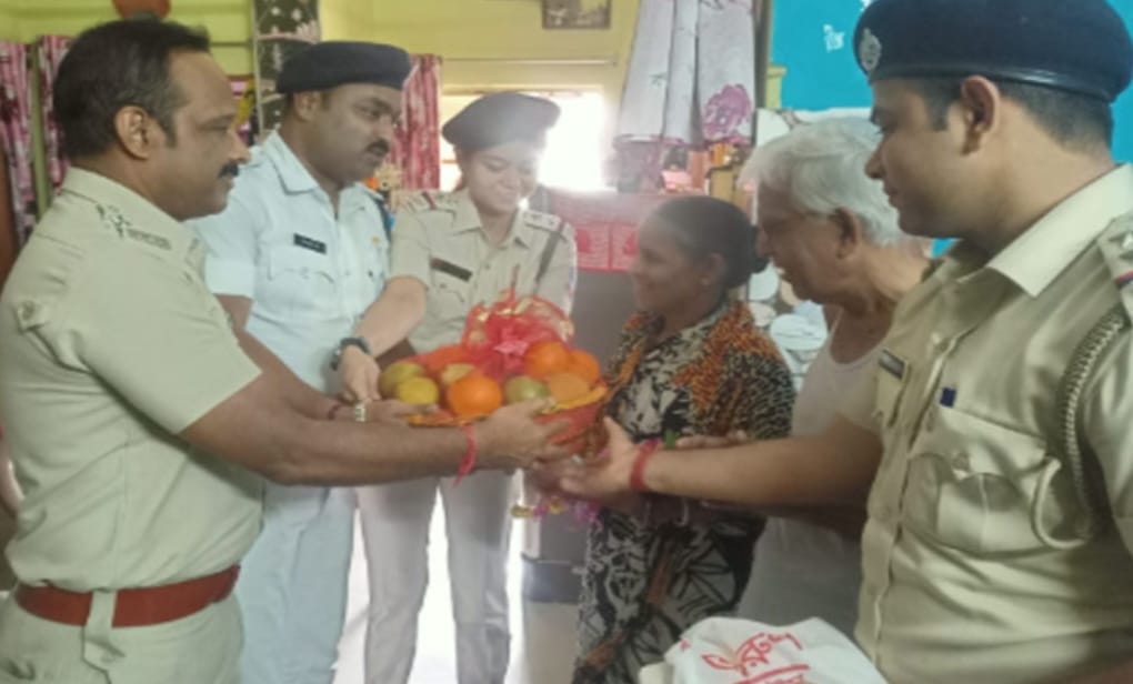 ডাকাতি আটকানো সাহসী মহিলাকে পুরস্কার দিয়ে সম্মান জানালো পুলিশ