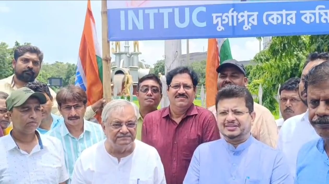 নিয়োগ দূর্ণীতি রুখতে কারখানার গেটের সামনে পোস্টার দিল আইএনটিটিইউসি