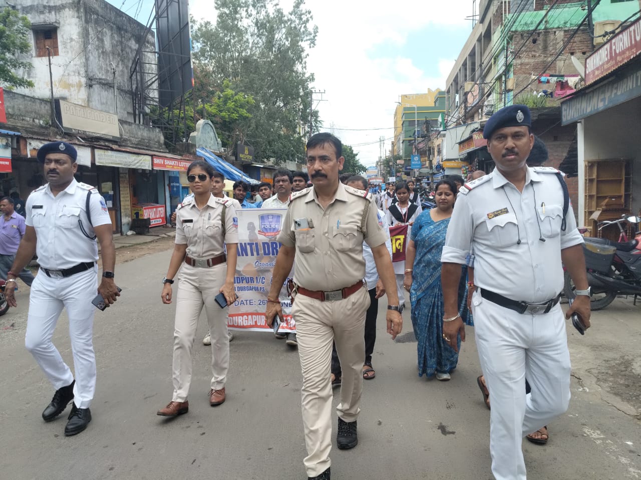 পুলিশের উদ্যোগে বেনাচিতিতে মাদক বিরোধী পদযাত্রা