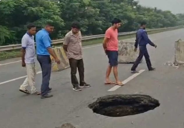 আসানসোলে জাতীয় সড়কের মাঝে ধসের ঘটনায় আতঙ্ক