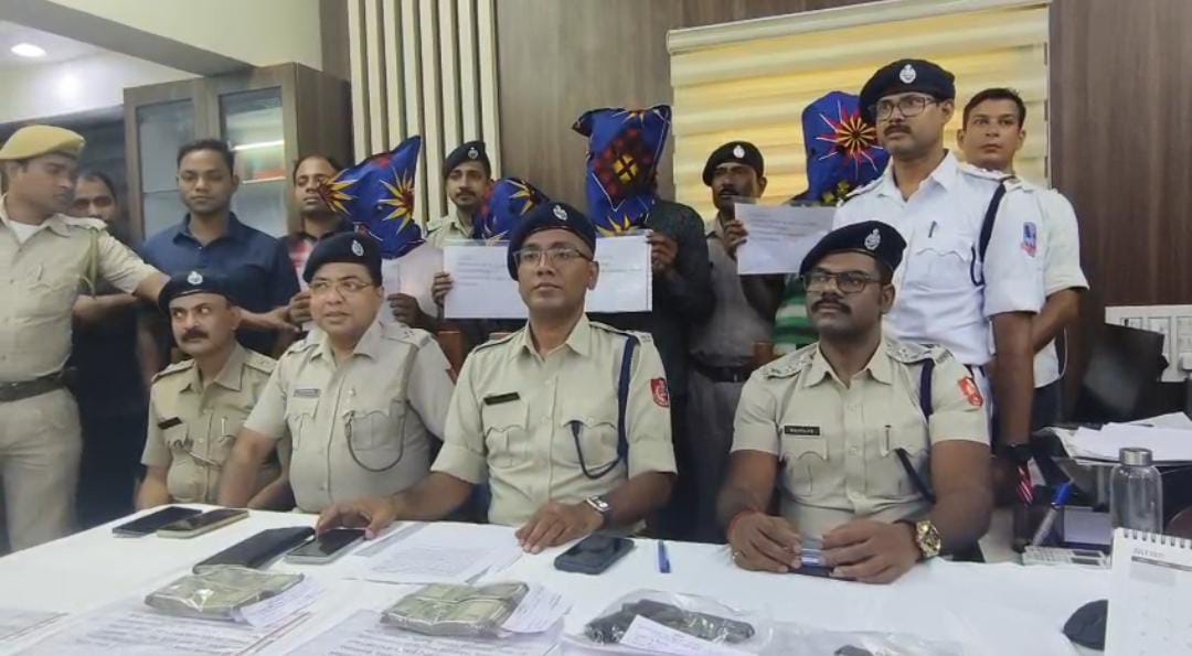 আসানসোলে ব্যবসায়ীর ব্যাগভর্তি টাকা ছিনতাইয়ের ঘটনায় ৪ দুষ্কৃতিকে ধরে ফেললো পুলিশ