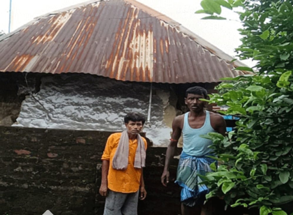টানা বৃষ্টিতে ধসে পড়ল সিপিএমের গ্রাম পঞ্চায়েত সদস্যের মাটির বাড়ি