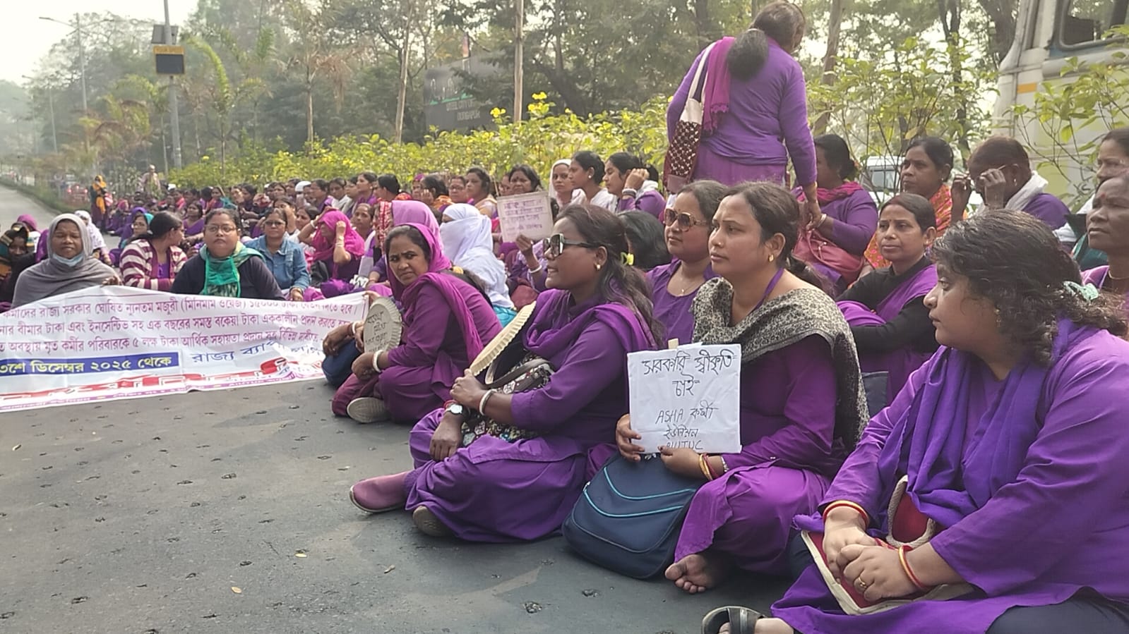 বেতন বৈষম্যের অভিযোগ,মহকুমা শাসকের দপ্তরের সামনে আশাকর্মীদের অবস্থান