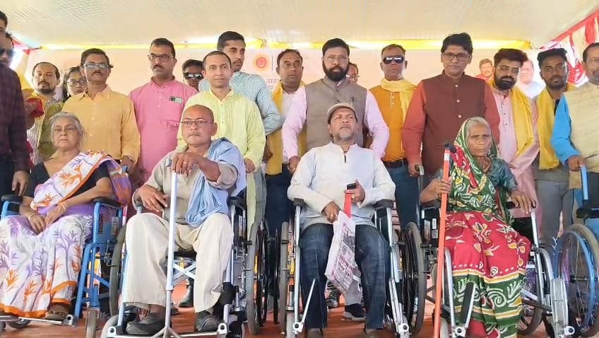 ৭০০ বিশেষ ক্ষমতাসম্পন্ন মানুষের হাতে সরঞ্জামে তুলে দিয়ে শিল্পাঞ্চলে মাস্টারস্ট্রোক বিজেপি বিধায়কের!