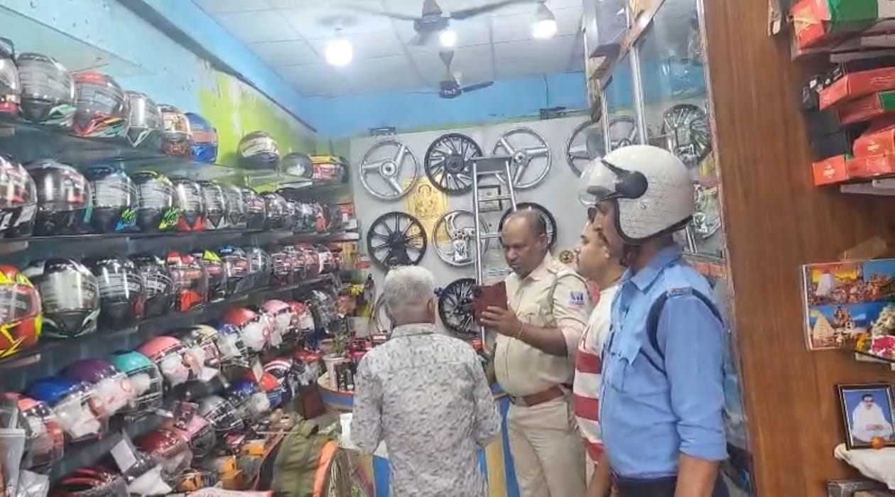 আইন মানবে ব্যবসা, নাকি চলবে বেআইনি দাপট? ট্রাঙ্ক রোডে ট্রাফিকের কড়া বার্তা