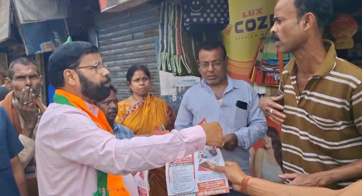দুয়ারে বিধায়ক, প্রশ্নে জনতা, উন্নয়নের খতিয়ান নাকি প্রতিশ্রুতি দিয়ে কাগজ বিলি