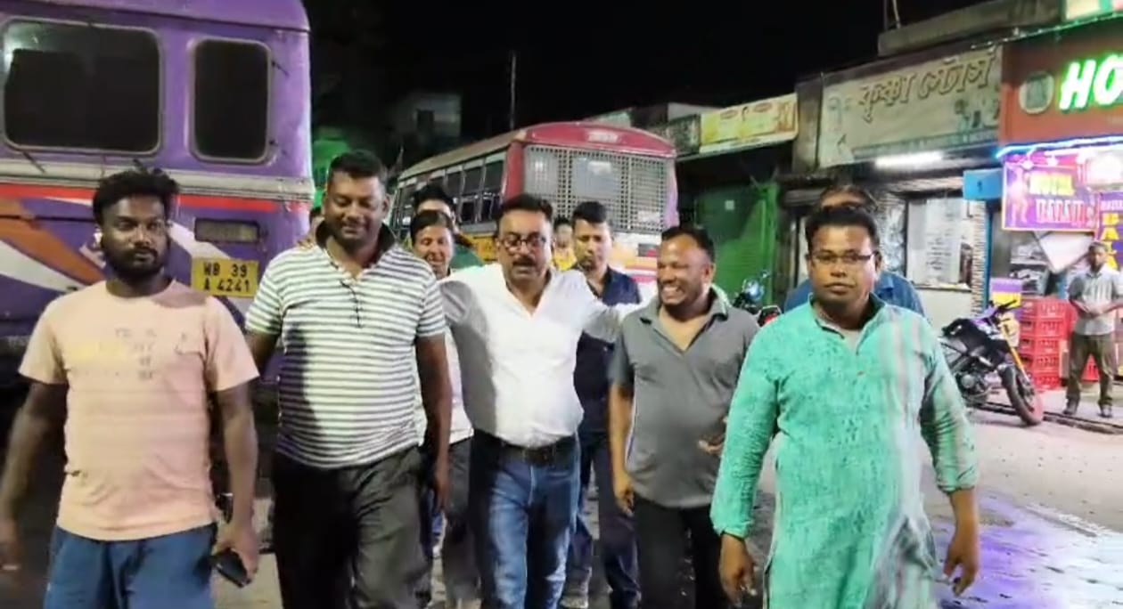 প্রচারের মাঝে হঠাৎই বাসস্ট্যান্ডে হাজির হলেন প্রার্থী কবি দত্ত