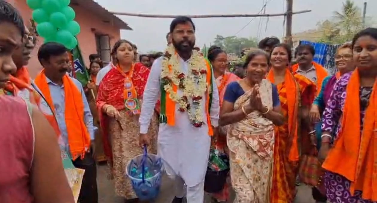 প্রচারে বের হয়ে এক বৃদ্ধার জলের বালতি বাড়ি পৌঁছে দিলেন বিজেপি প্রার্থী