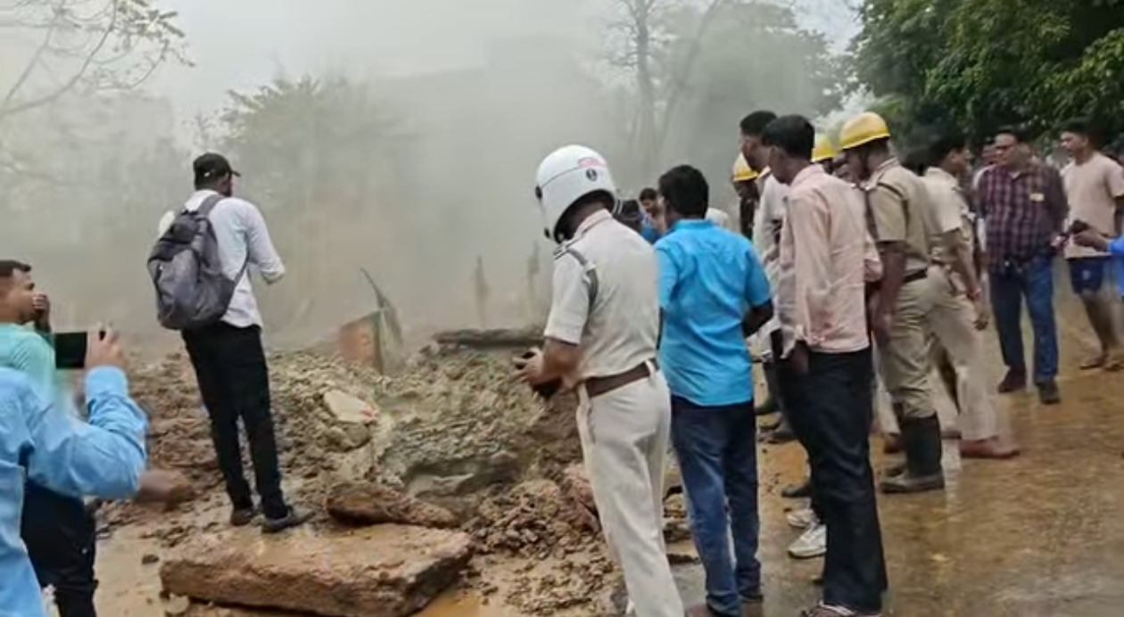 গ্যাস পাইপ ফেটে আতঙ্ক দুর্গাপুরে, ঘটনাস্থলে তৃণমূল প্রার্থী কবি দত্ত