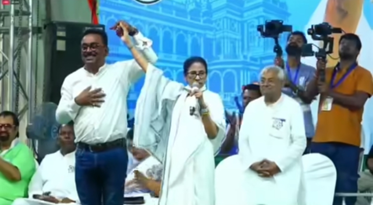 “স্থানীয়দের কাজ আগে”— দুর্গাপুরে মুখ্যমন্ত্রীর কড়া হুঁশিয়ারি