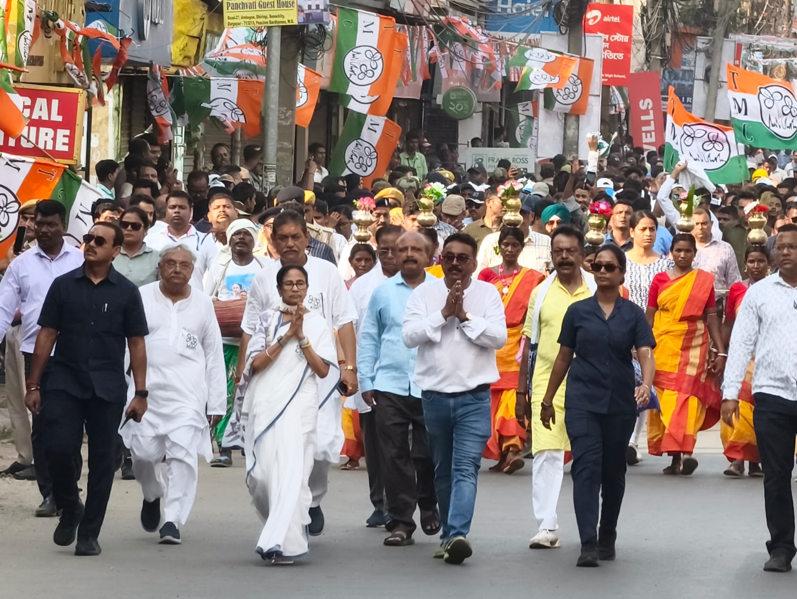 মমতার পদযাত্রায় শক্তির বিস্ফোরণ, শিল্পাঞ্চলে ঘাসফুলের দাপট