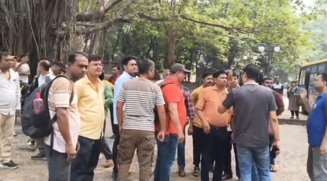 পর্যাপ্ত বাসের অভাবে বিপাকে ভোটকর্মীরা