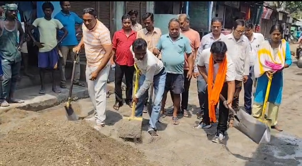 রাস্তা সংস্কারের কাজে হাত দিলেন বিজেপি জেলা নেতৃত্ব
