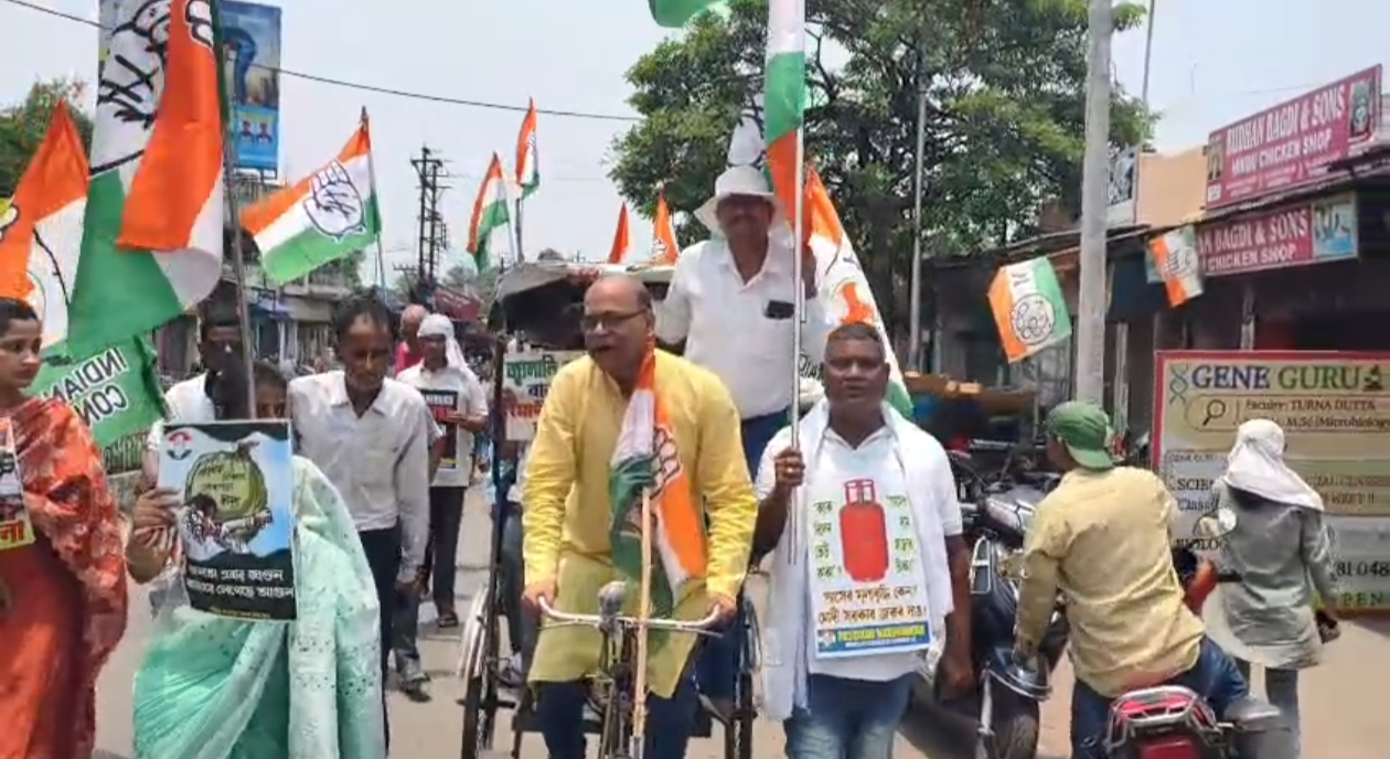 জ্বালানি তেলের মূল্যবৃদ্ধির প্রতিবাদে রিকশা চালিয়ে কংগ্রেসের অভিনব আন্দোলন