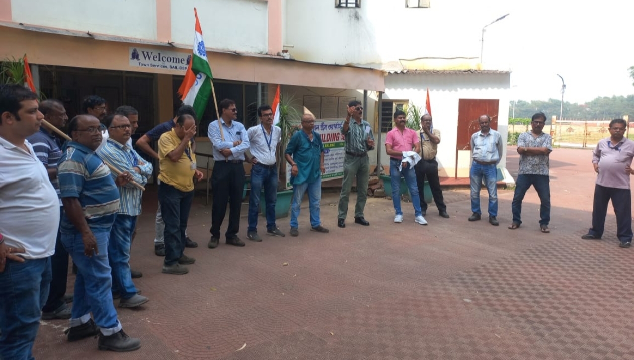কোয়ার্টার লাইসেন্সিং সহ ৬ দফা দাবিতে ডিএসপির নগর প্রসাসনিক ভবনে বিক্ষোভ ‘আইএনটিইউসি’ র
