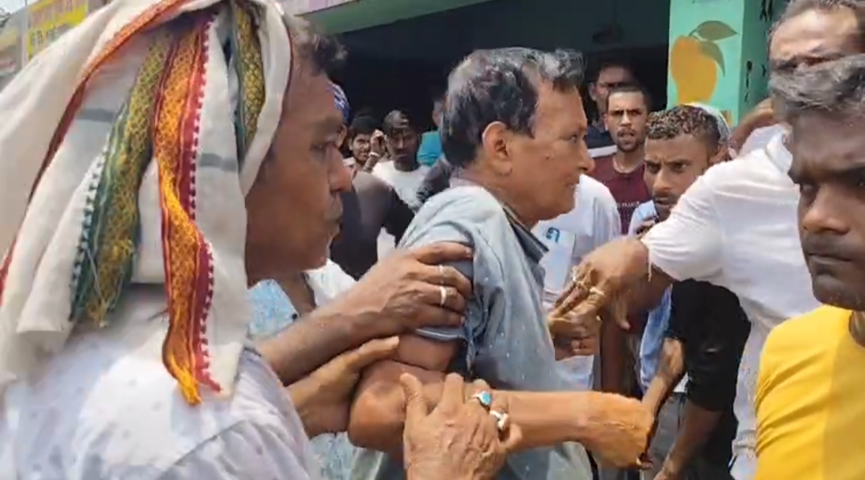 দুর্গাপুরে সেন মার্কেটে দুষ্কৃতী তান্ডব, মারধর করা হলো ব্যবসায়ীদের, অভিযোগের তির তৎকাল বিজেপি কর্মীদের দিকে। ঘটনাস্থলে বিশাল পুলিশ বাহিনী,