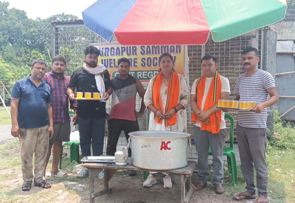 দুর্গাপুর সম্মান সংস্থার উদ্যোগে জলছত্র কর্মসূচি