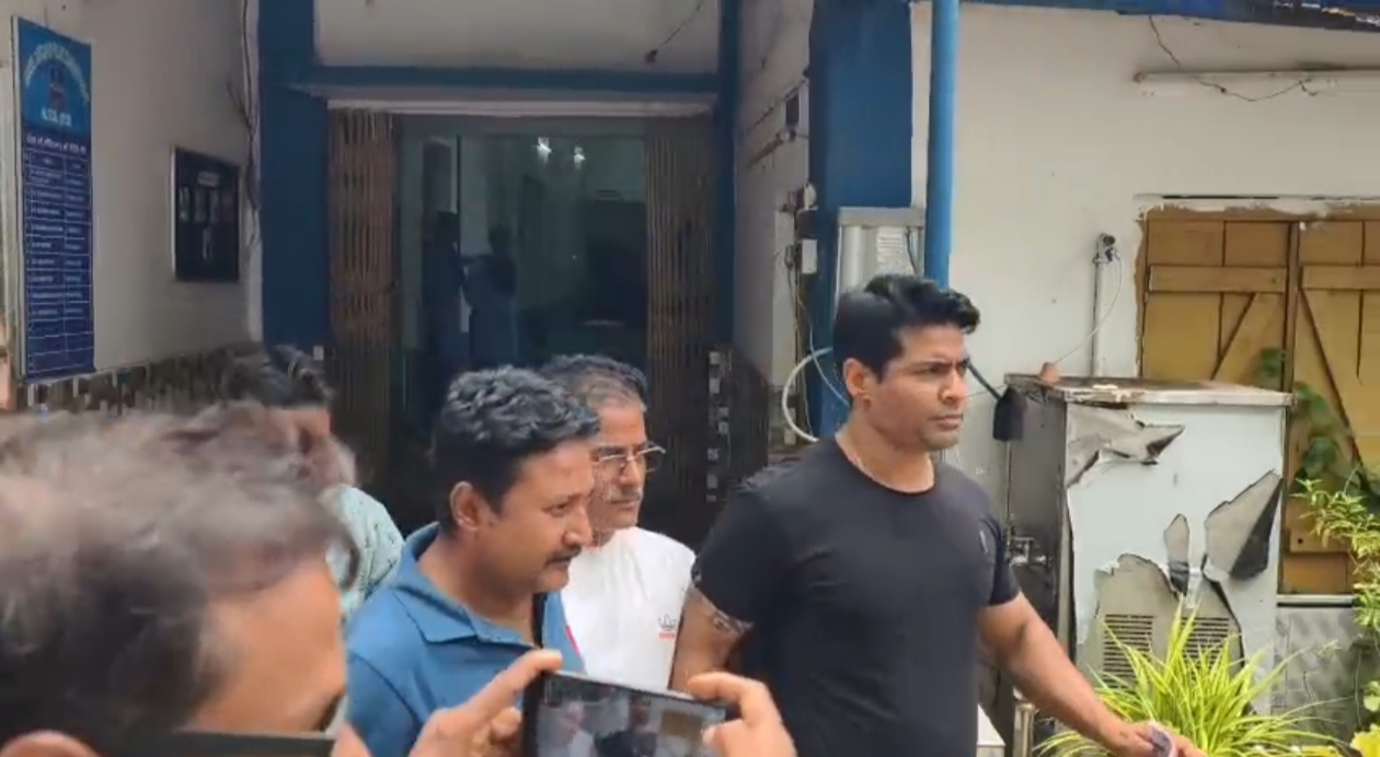 তৃণমূল নেতা সুকুমার দত্তকে লক্ষ্য করে ডিম ছুড়লো বিজেপি