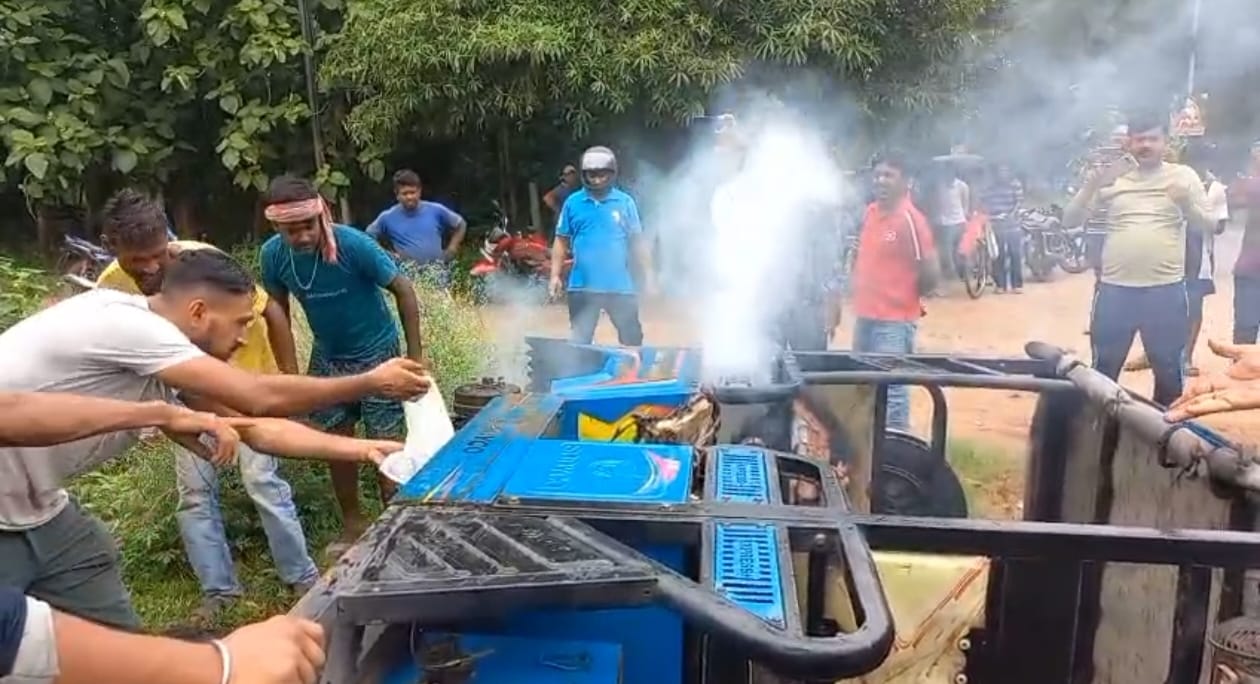 দুর্গাপুরে চলন্ত টোটোয় অগ্নিকাণ্ডের আতঙ্কভরদুপুরে দুর্গাপুরে প্রবল আতঙ্ক!