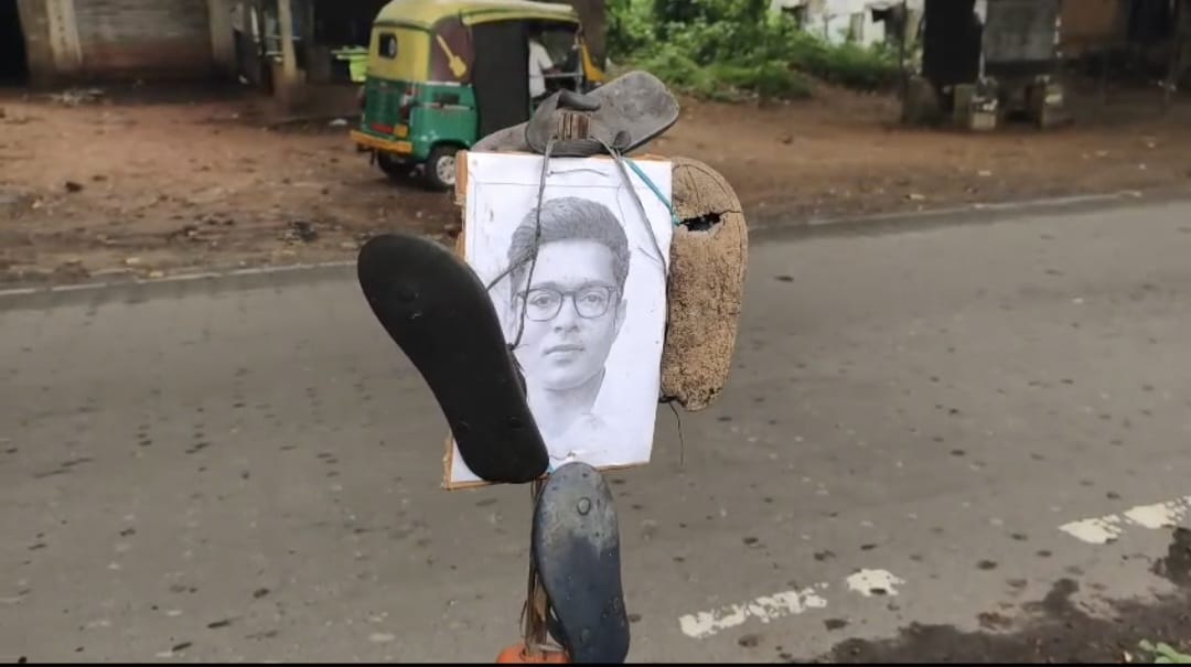 অভিষেক বন্দ্যোপাধ্যায় এর ছবিতে জুতার মালা পরিয়ে ডিম ফাটালো বিজেপি…