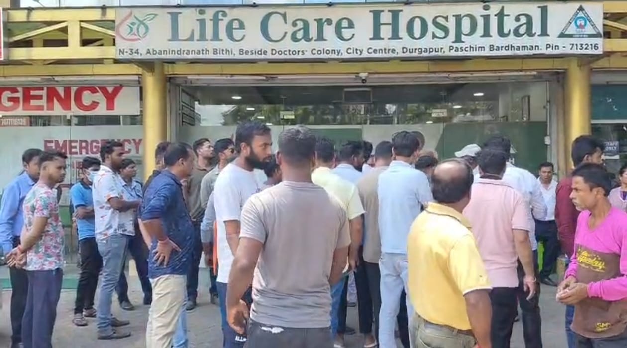 চিকিৎসায় গাফিলতির অভিযোগকে কেন্দ্র করে দুর্গাপুরের সিটি সেন্টারের এ বেসরকারি হাসপাতালে উত্তেজনা