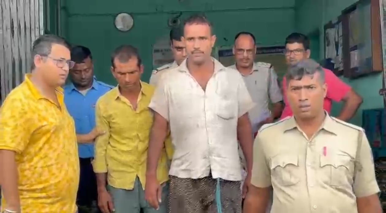 বিহার থেকে গরু পাচার, দুর্গাপুর পুলিশ গাড়ি ধরতেই পুলিশকে মিষ্টি খাওয়ালো বিজেপির যুবনেতা…