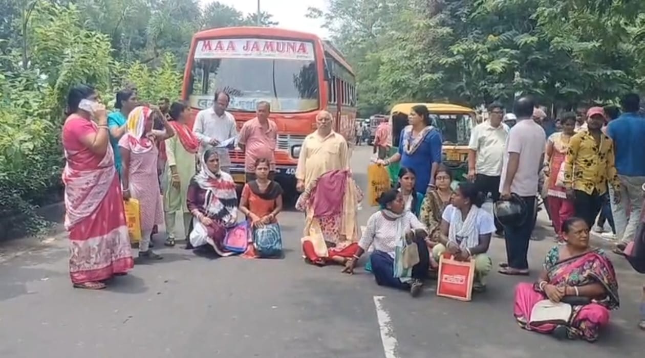 দুর্গাপুরে অন্নপূর্ণা যোজনা থেকে বঞ্চনার অভিযোগ, মহকুমা শাসক দপ্তরের সামনে মহিলাদের পথ অবরোধ